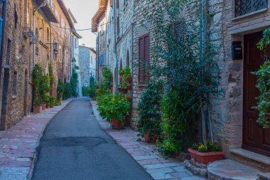 İtalya 'nın eski Assisi kasabasında dar bir sokak..