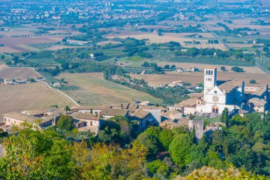 İtalya, Assisi 'li Aziz Francis Bazilikası' nın havadan görünüşü.