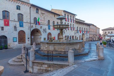 İtalyan kasabası Assisi 'nin merkezinde Piazza del Comune üzerinde gün doğumu.
