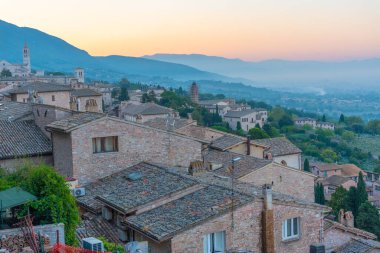 Assisi, İtalya 'daki çatıların gün doğumu manzarası.