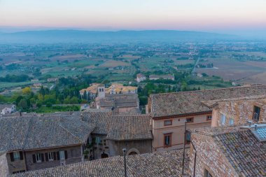 Assisi, İtalya 'daki çatıların gün doğumu manzarası.