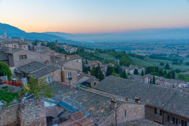 Assisi, İtalya 'daki çatıların gün doğumu manzarası.