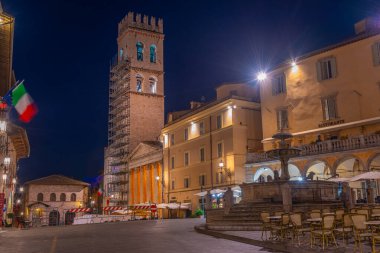 İtalyan kasabası Assisi 'nin merkezinde Piazza del Comune üzerinde gün doğumu.