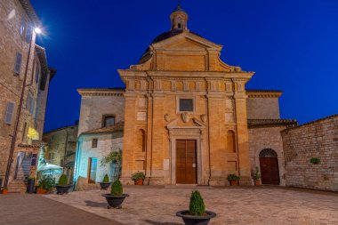 İtalya, Assisi 'deki Sığınak Chiesa Nuova' nın Gece Görüşü.