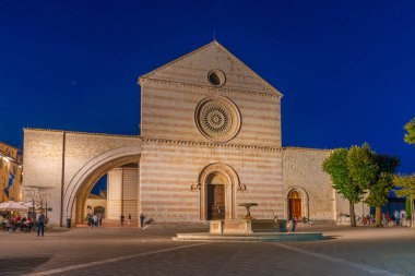 İtalyan kasabası Assisi 'deki Basilica di Santa Chiara' nın gece manzarası.