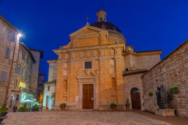 İtalya, Assisi 'deki Sığınak Chiesa Nuova' nın Gece Görüşü.