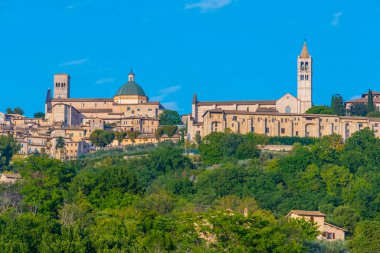 Santa Chiara Bazilikası ve San Rufino Katedrali İtalyan kasabası Assisi 'de..