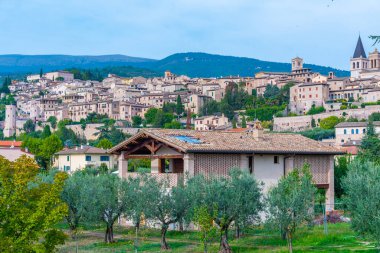 İtalyan şehrinin şehir manzarası Spello.