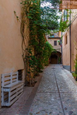 İtalya 'nın Spello şehrindeki Dar Sokak.