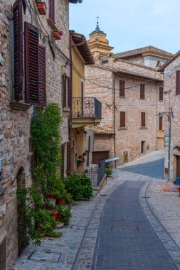 İtalya 'nın Spello şehrindeki Dar Sokak.