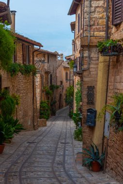 İtalya 'nın Spello şehrindeki Dar Sokak.