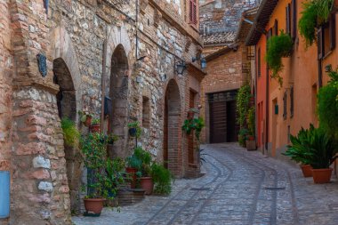 İtalya 'nın Spello şehrindeki Dar Sokak.