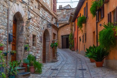 İtalya 'nın Spello şehrindeki Dar Sokak.