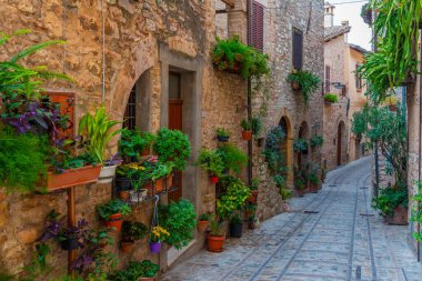 İtalya 'nın Spello şehrindeki Dar Sokak.