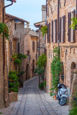 İtalya 'nın Spello şehrindeki Dar Sokak.
