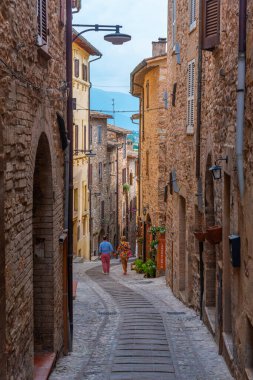 İtalya 'nın Spello şehrindeki Dar Sokak.