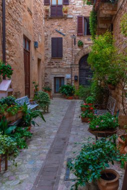 İtalya 'nın Spello şehrindeki Dar Sokak.