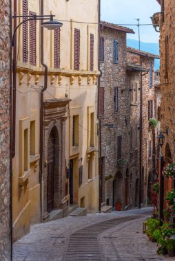 İtalya 'nın Spello şehrindeki Dar Sokak.