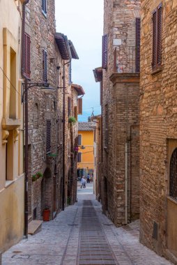 İtalya 'nın Spello şehrindeki Dar Sokak.
