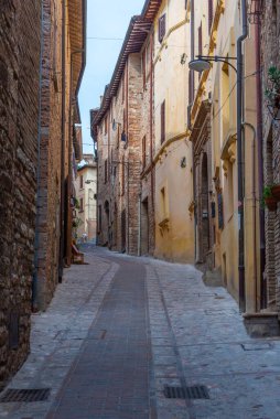 İtalya 'nın Spello şehrindeki Dar Sokak.