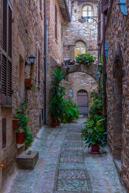 İtalya 'nın Spello şehrindeki Dar Sokak.