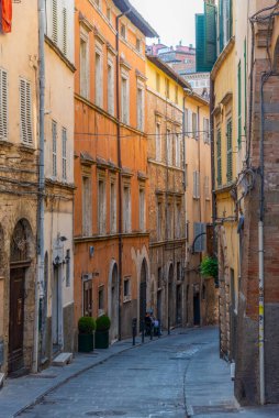 İtalya 'nın eski Perugia kasabasında dar bir sokak..