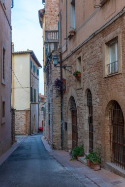 İtalya 'nın eski Perugia kasabasında dar bir sokak..