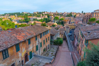 Perugia, İtalya 'dan geçen eski bir su kemeri manzarası.