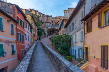 Perugia, İtalya 'dan geçen eski bir su kemeri manzarası.