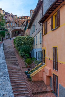 Perugia, İtalya 'dan geçen eski bir su kemeri manzarası.