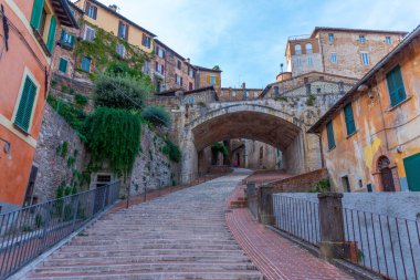 Perugia, İtalya 'dan geçen eski bir su kemeri manzarası.