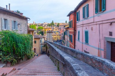 Perugia, İtalya 'dan geçen eski bir su kemeri manzarası.