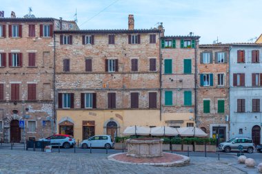 Perugia, İtalya 'daki eski evlerin renkli cepheleri.