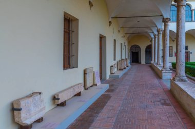Perugia, İtalya 'daki San Domenico manastırının avlusunda..