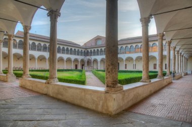 Perugia, İtalya 'daki San Domenico manastırının avlusunda..