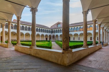 Perugia, İtalya 'daki San Domenico manastırının avlusunda..