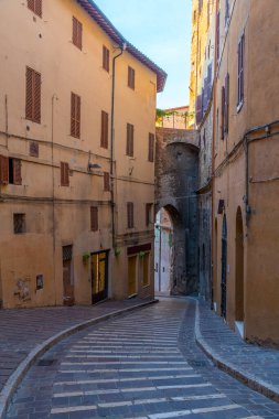 İtalya 'nın eski Perugia kasabasında dar bir sokak..