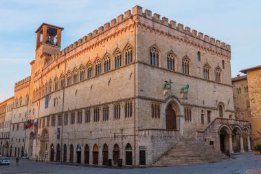 İtalya 'nın eski Perugia kasabasında, Palazzo dei Priori' nin üzerinde gün doğumu.