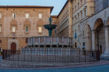 IV. Piazza Novembre üzerinde gün doğumu ve İtalya 'nın eski Perugia kasabasındaki katedral.