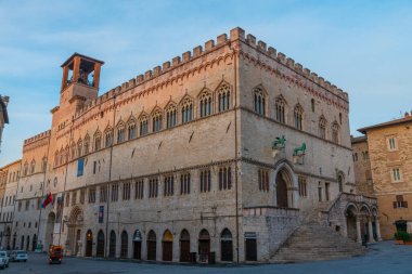 İtalya 'nın eski Perugia kasabasında, Palazzo dei Priori' nin üzerinde gün doğumu.