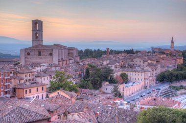 Perugia, İtalya 'daki San Domenico manastırının gündoğumu manzarası.
