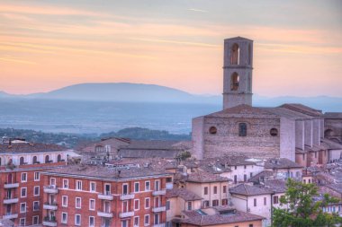 Perugia, İtalya 'daki San Domenico manastırının gündoğumu manzarası.