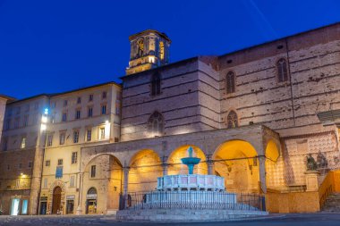 IV. Piazza Novembre üzerinde gün doğumu ve İtalya 'nın eski Perugia kasabasındaki katedral.