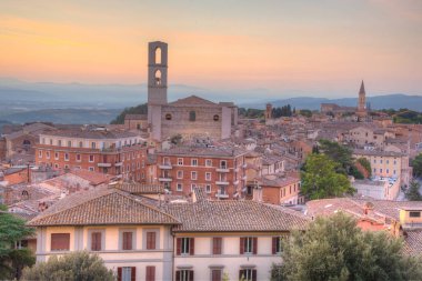 Perugia, İtalya 'daki San Domenico manastırının gündoğumu manzarası.