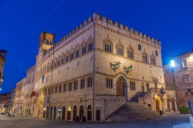 İtalya 'nın eski Perugia kasabasında, Palazzo dei Priori' nin üzerinde gün doğumu.
