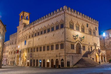 İtalya 'nın eski Perugia kasabasında, Palazzo dei Priori' nin üzerinde gün doğumu.