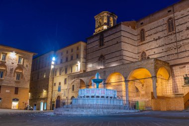 IV. Piazza Novembre üzerinde gün doğumu ve İtalya 'nın eski Perugia kasabasındaki katedral.