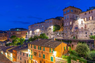İtalya, Perugia 'daki eski evlerin renkli cephelerinin gece görüşü.