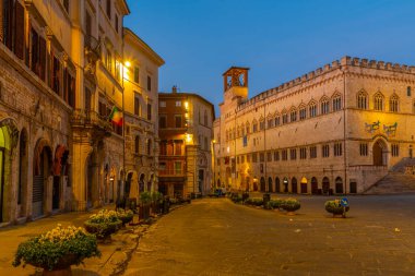İtalya 'nın eski Perugia kasabasında, Palazzo dei Priori' nin üzerinde gün doğumu.