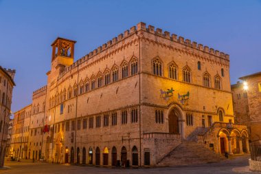 İtalya 'nın eski Perugia kasabasında, Palazzo dei Priori' nin üzerinde gün doğumu.